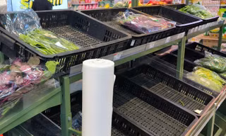 Người Hà Nội tất bật đi chợ, nhiều quầy hàng hết sớm ngày bão