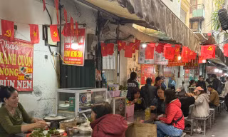 Một ngày làm ăn của người dân ở nơi 'mét vuông nuôi sống bao thế hệ'