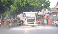 Xe rửa đường áp suất lớn hoạt động trên tuyến phố Trần Phú