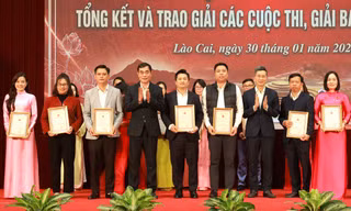 Báo Tiền Phong đoạt Giải B Giải báo chí Búa liềm vàng tỉnh Lào Cai năm 2025