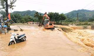 Mưa lớn gây lũ quét ở Tuyên Quang, 4 thôn mất điện hoàn toàn 