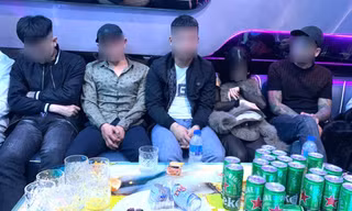 Đột kích quán karaoke lúc nửa đêm, phát hiện 19 dân chơi 'bay lắc' 