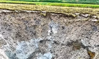 Xuất hiện hố rộng 100m2, sâu hoắm giữa cánh đồng ở Tuyên Quang