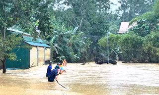 Giải cứu hai ông cháu giữa vòng vây nước lũ ở Tuyên Quang