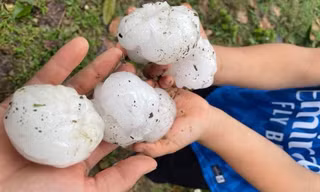 Mưa đá ở Tuyên Quang, Phú Thọ, có viên to cỡ bóng tennis