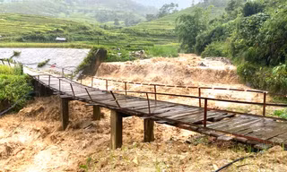 Hoàn lưu bão số 5 gây lũ lớn, làm một người chết, hư hỏng hơn 700 ngôi nhà tại Lào Cai
