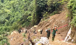 Có những đoạn dốc dựng đứng nhưng không làm nản lòng người lính trẻ