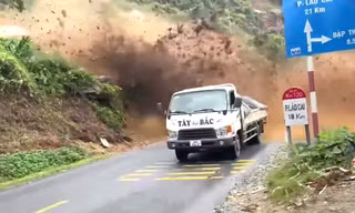 Kinh hãi giây phút tài xế ô tô lao qua khu vực núi đang lở ở Sa Pa