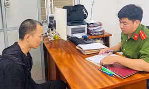 Bắt đối tượng cướp giật tiền, vàng của cụ bà bán vé số 
