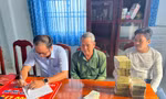 Ông Ba Minh được trao số tiền ủng hộ gần 1,6 tỷ đồng.