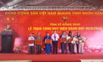 Bí thư Tỉnh uỷ Đồng Tháp Lê Quốc Phong trao Huy hiệu Đảng cho các Đảng viên cao niên.