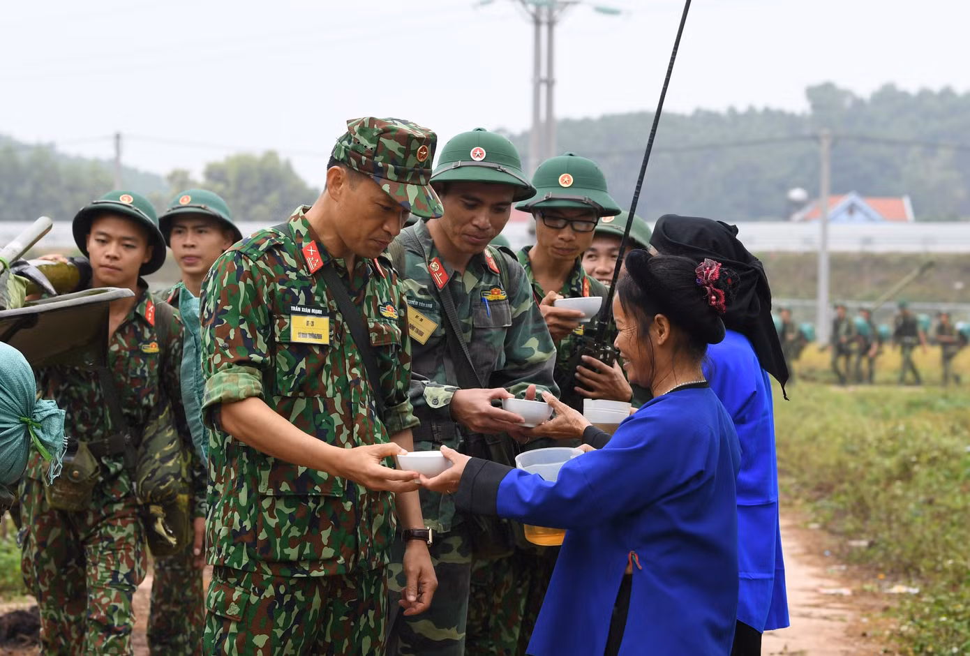 Bộ binh chủ lực thực hành chiến đấu ở địa hình trung du ảnh 11