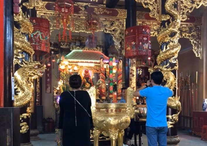 Vì sao khách thường chui qua chân ngựa ở ngôi chùa cổ 150 năm tại Bình Dương? ảnh 5
