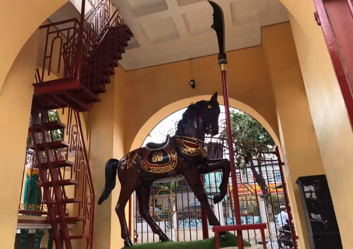 Vì sao khách thường chui qua chân ngựa ở ngôi chùa cổ 150 năm tại Bình Dương? ảnh 2