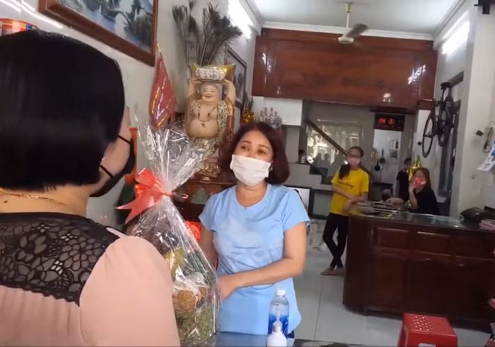 Tình người thời dịch COVID-19: ‘Lá rách ít đùm lá rách nhiều’ ảnh 5