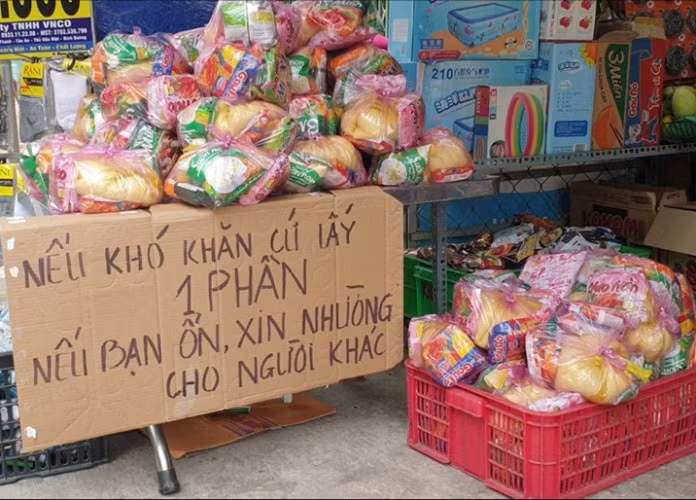 Tình người thời dịch COVID-19: ‘Lá rách ít đùm lá rách nhiều’ ảnh 1