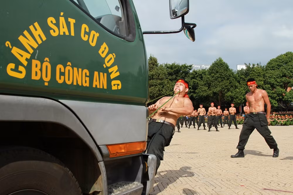 Mục kích những màn nội công thượng thừa của cảnh sát cơ động ảnh 8