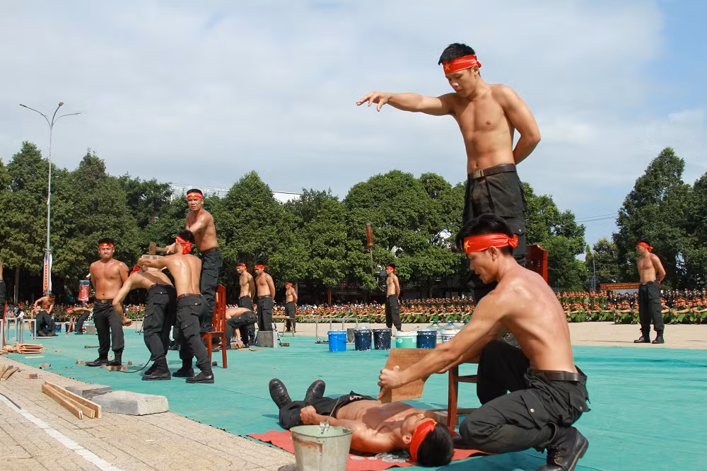 Mục kích những màn nội công thượng thừa của cảnh sát cơ động ảnh 11