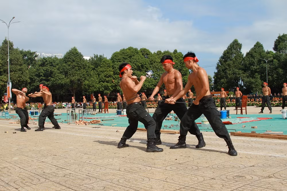 Mục kích những màn nội công thượng thừa của cảnh sát cơ động ảnh 17