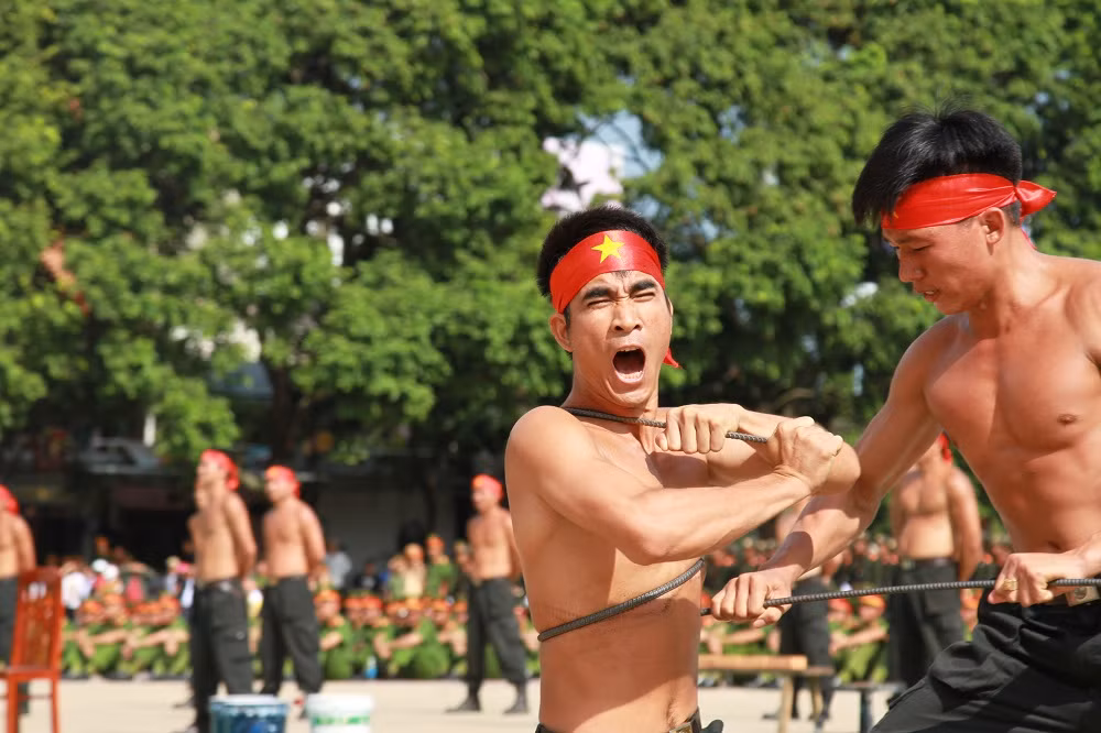 Mục kích những màn nội công thượng thừa của cảnh sát cơ động ảnh 16