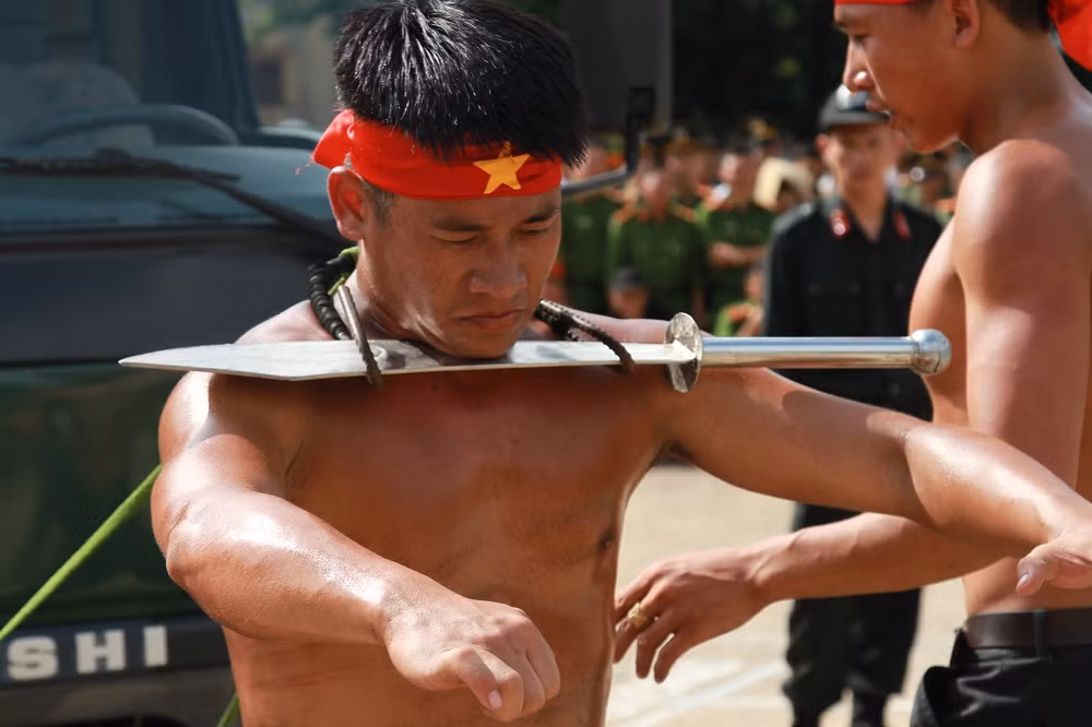 Mục kích những màn nội công thượng thừa của cảnh sát cơ động ảnh 9