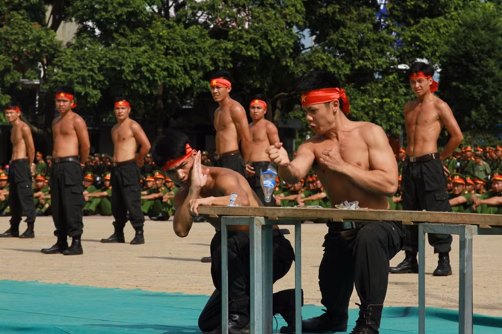 Mục kích những màn nội công thượng thừa của cảnh sát cơ động ảnh 19