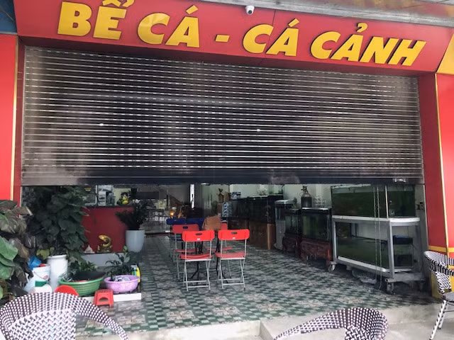 Tưới xăng vào cửa cuốn nhà dân rồi châm lửa đốt ảnh 2