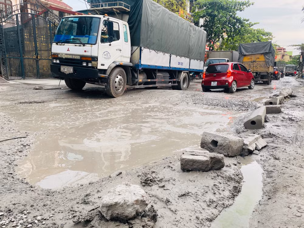 Hà Nội: Xe container trốn trạm thu phí QL5 cày nát đường phố Keo ảnh 13