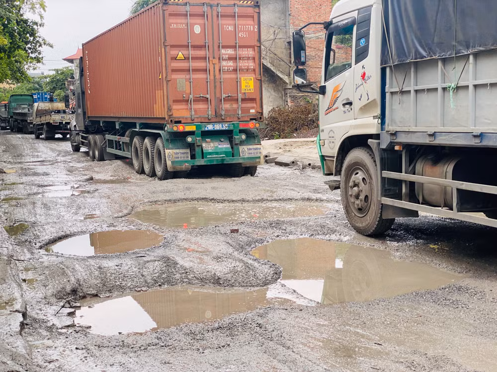 Hà Nội: Xe container trốn trạm thu phí QL5 cày nát đường phố Keo ảnh 5