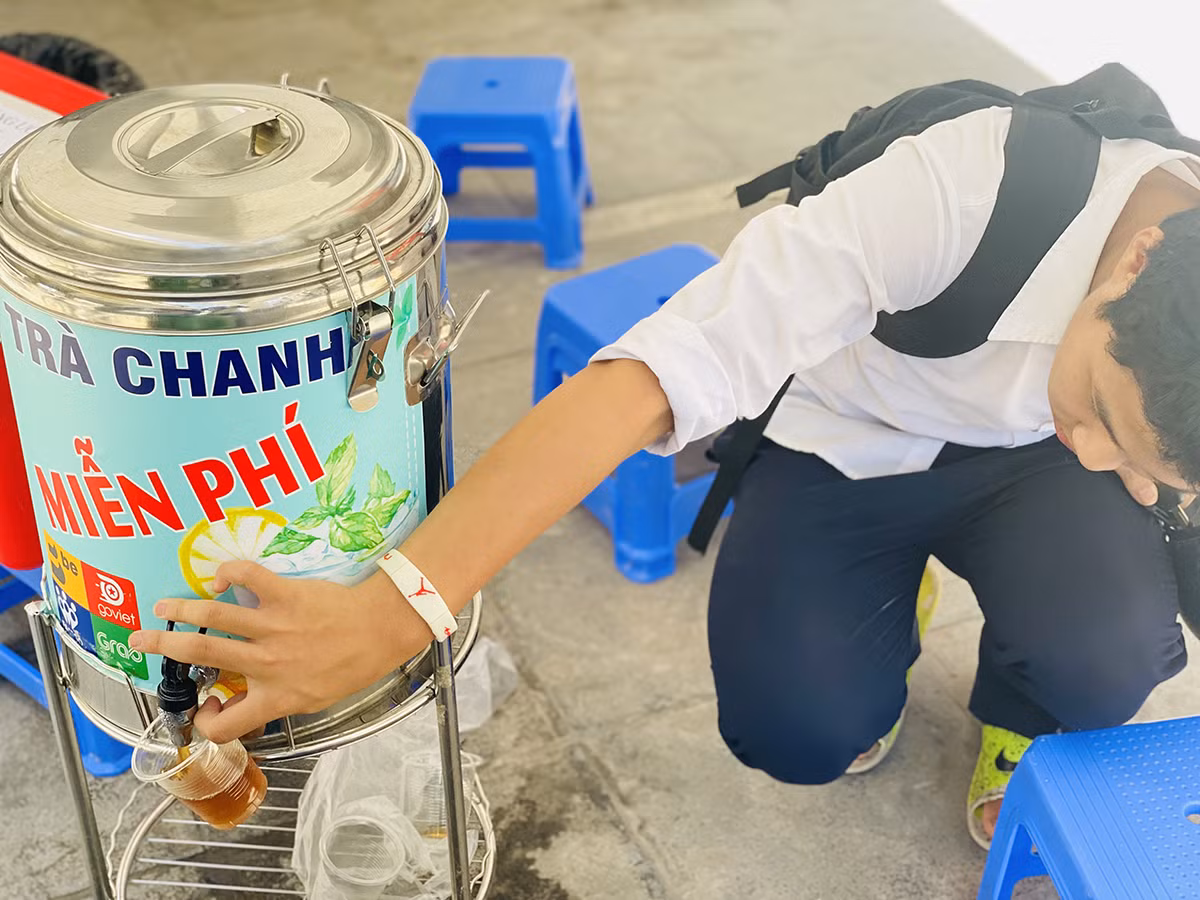 Tình người Hà Nội giữa cái nắng như thiêu như đốt ảnh 6