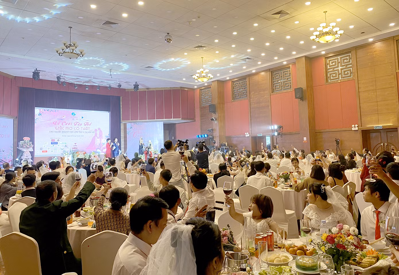 Xúc động lễ cưới tập thể 'Giấc mơ có thật' ảnh 8
