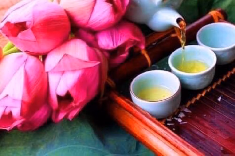 Sen Tây Hồ nở rộ, đẹp lung linh níu chân du khách ảnh 10