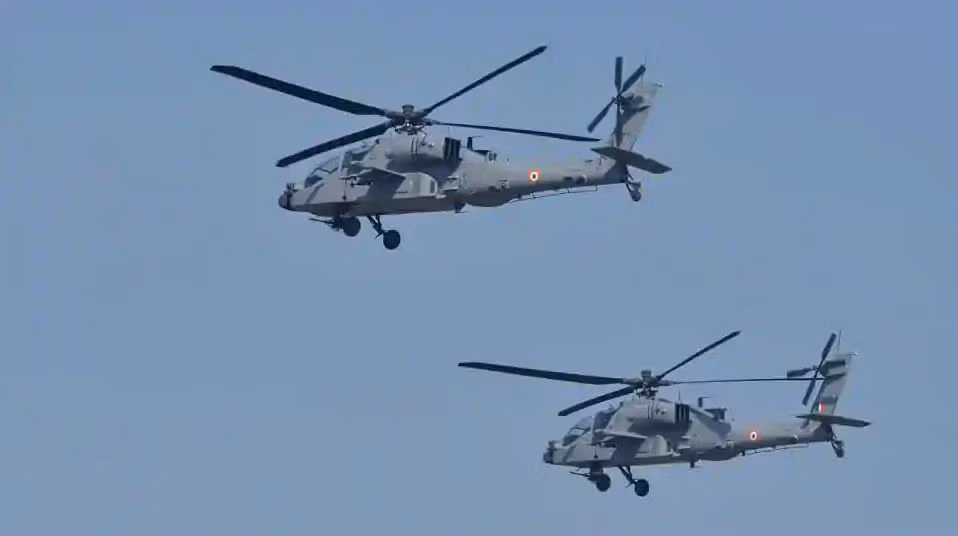Phi công trực thăng Apache mang theo gì lúc nhảy dù, sau khi máy bay bị bắn hạ? ảnh 2