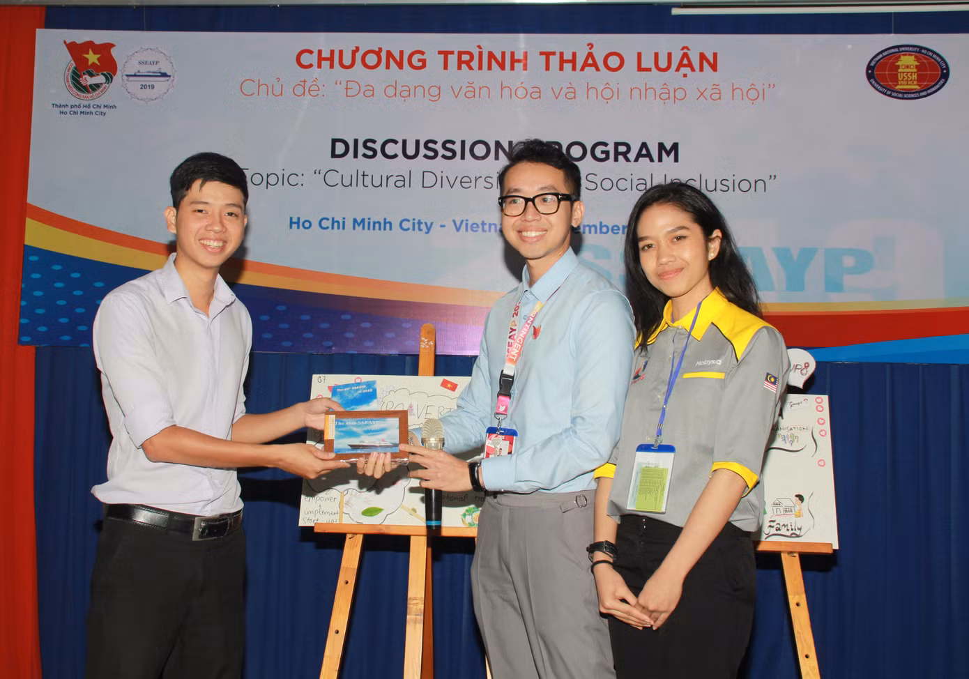 Đại biểu Tàu Thanh niên Đông Nam Á-Nhật Bản học kết lá dừa, tìm hiểu nón lá Việt ảnh 5
