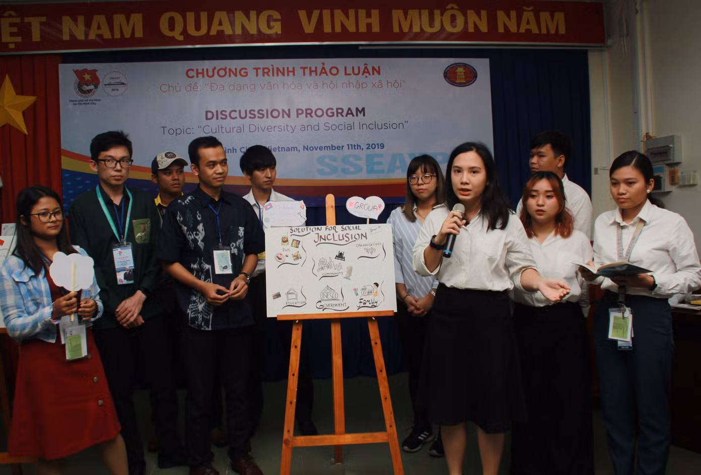 Đại biểu Tàu Thanh niên Đông Nam Á-Nhật Bản học kết lá dừa, tìm hiểu nón lá Việt ảnh 4