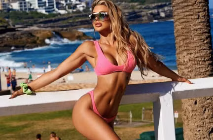 'Thiên thần nội y' Stella Maxwell 'thả rông' vòng một quảng cáo trang sức ảnh 12