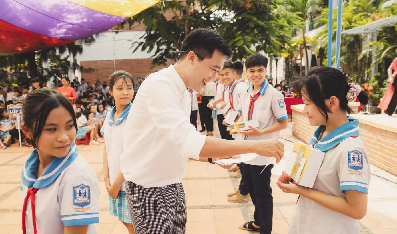 Fan áo trắng bao vây cựu ‘học sinh cá biệt’ Xuân Nghị ảnh 2