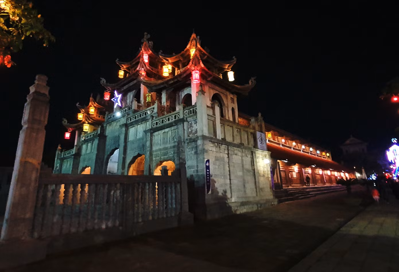 Khung cảnh Giáng sinh về đêm lộng lẫy của nhà thờ Phát Diệm ảnh 9