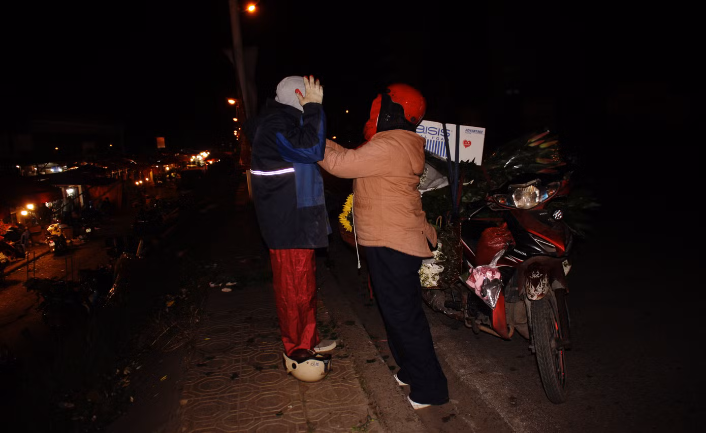 Nhọc nhằn mưu sinh trong giá lạnh ở chợ hoa lớn nhất Thủ đô ảnh 16