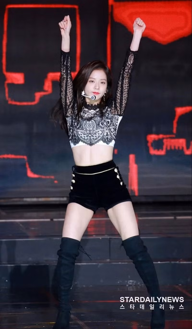 Muốn biết cơ bụng số 11 chuẩn của phái nữ trông thế nào, cứ nhìn Jisoo (BLACKPINK) là rõ ảnh 1