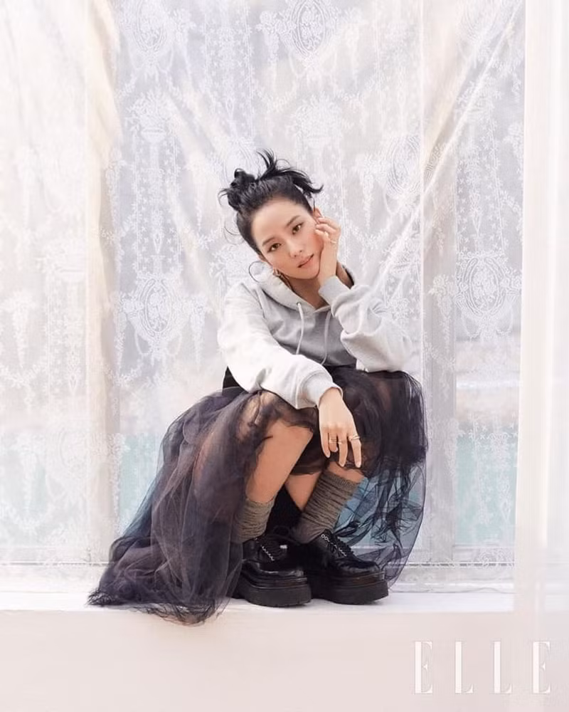 Mặc chiếc váy da bóng khó nhằn, Jisoo (BLACKPINK) “chặt đẹp” mẫu xịn của hãng ảnh 6