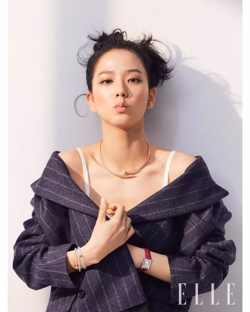 Mặc chiếc váy da bóng khó nhằn, Jisoo (BLACKPINK) “chặt đẹp” mẫu xịn của hãng ảnh 2