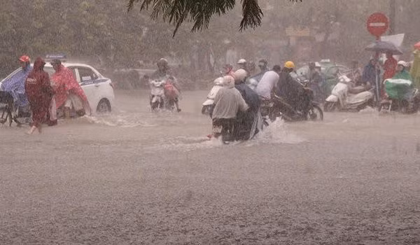 Vùng áp thấp xuất hiện trên Biển Đông, mưa lớn khắp đất liền ảnh 1