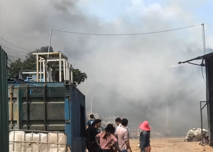Vựa ve chai phát nổ, cháy dữ dội giữa khu dân cư ở Bình Dương ảnh 1
