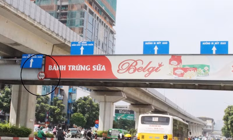 Biển quảng cáo bịt mặt cầu vượt: Cơ quan quản lý bất lực? ảnh 2