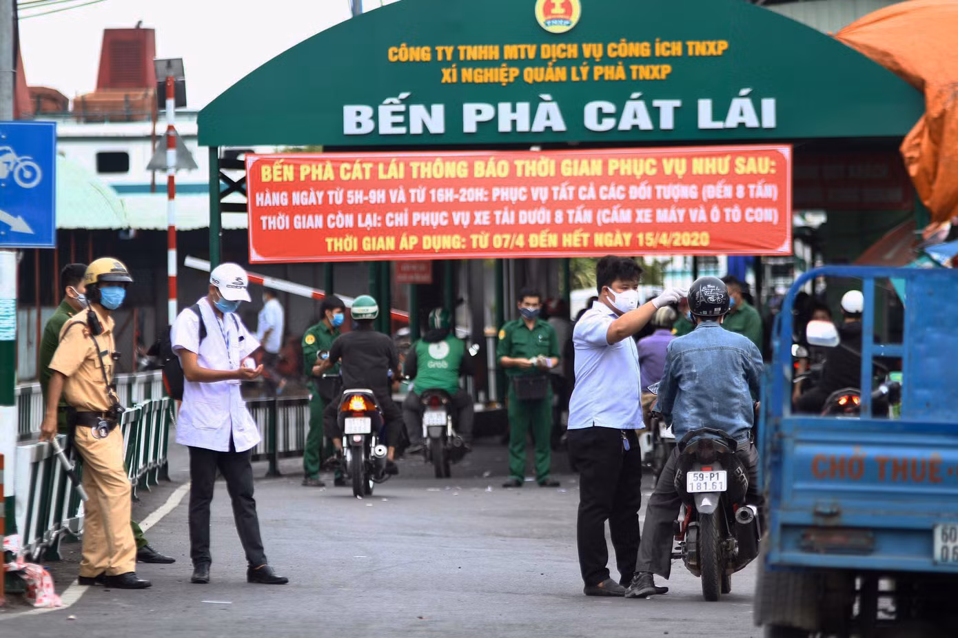 Chen chân qua phà Cát Lái trong ngày 'cách ly toàn xã hội' ảnh 2