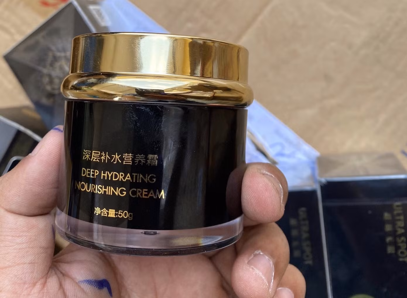Phát hiện kho mỹ phẩm lậu 'khủng' ở TPHCM ảnh 1