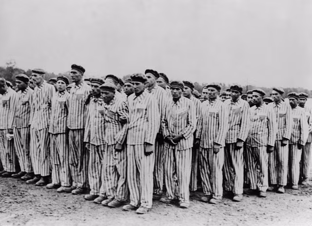 Trào lưu giả làm người chết trong thảm họa diệt chủng Holocaust gây phẫn nộ ảnh 4