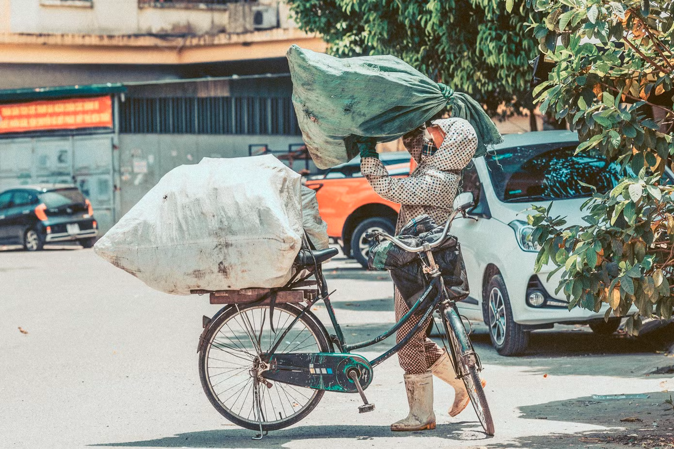 Nhọc nhằn mưu sinh giữa trời nắng nóng 'đổ lửa' ở miền Trung ảnh 8