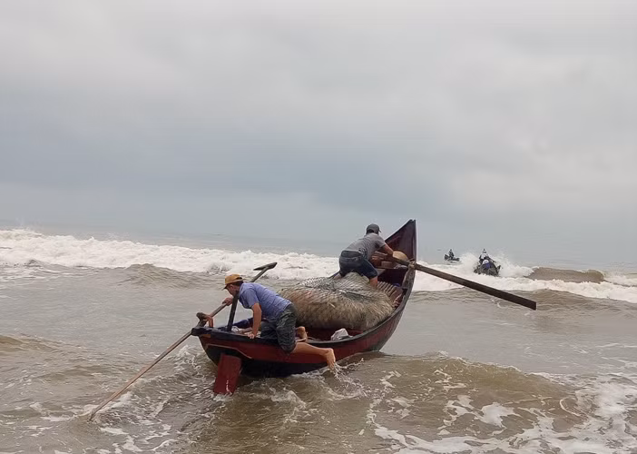 Ngư dân vượt sóng dữ kiếm ‘lộc trời’ ngày 30 Tết ảnh 5
